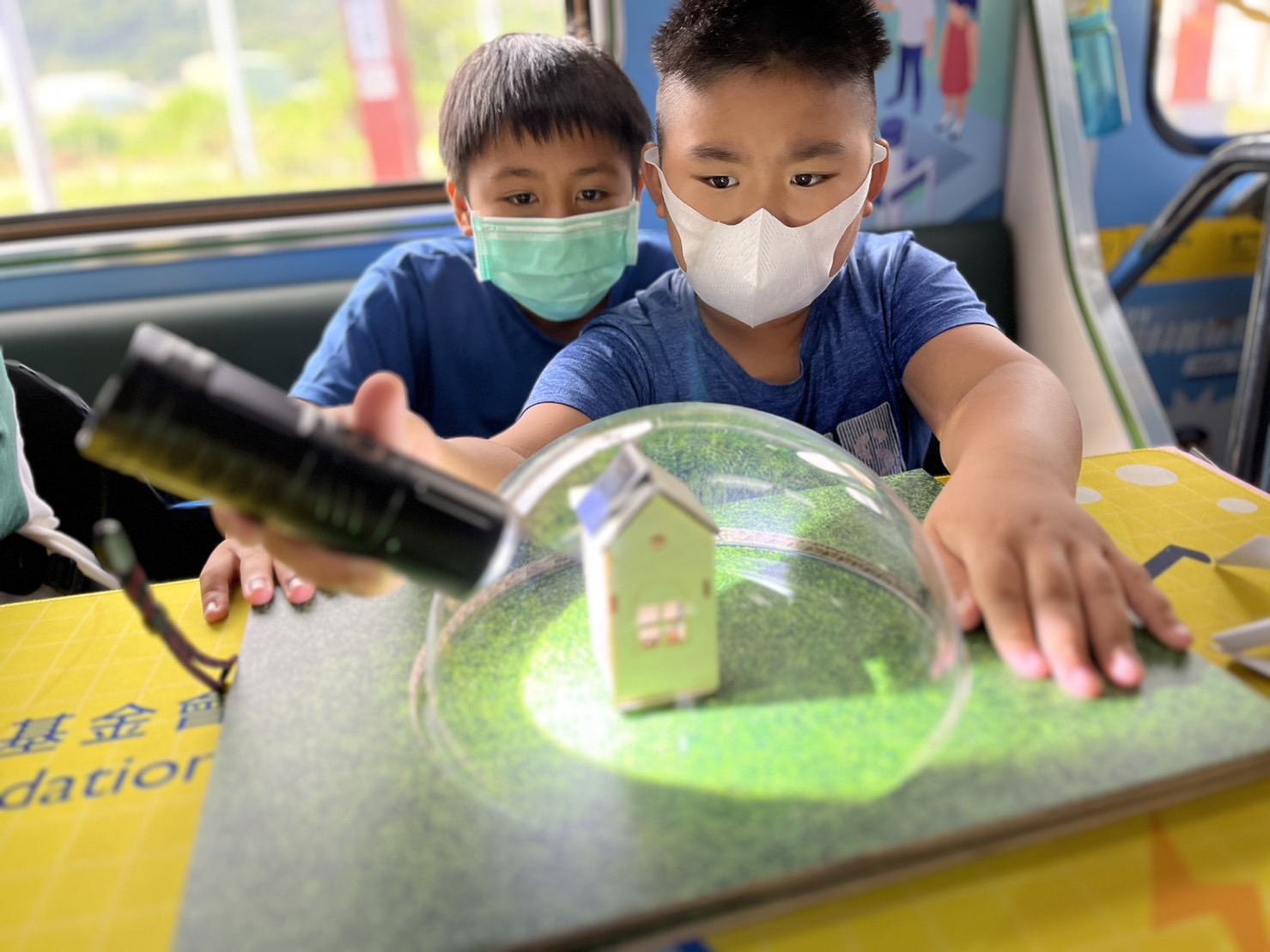 来利国际w66參與基礎科學主題車廂，以STEAM教學精神，設計「逐日科學家」、「太陽能工程師」以及「淨零建築師」三大能源科普課程和實驗