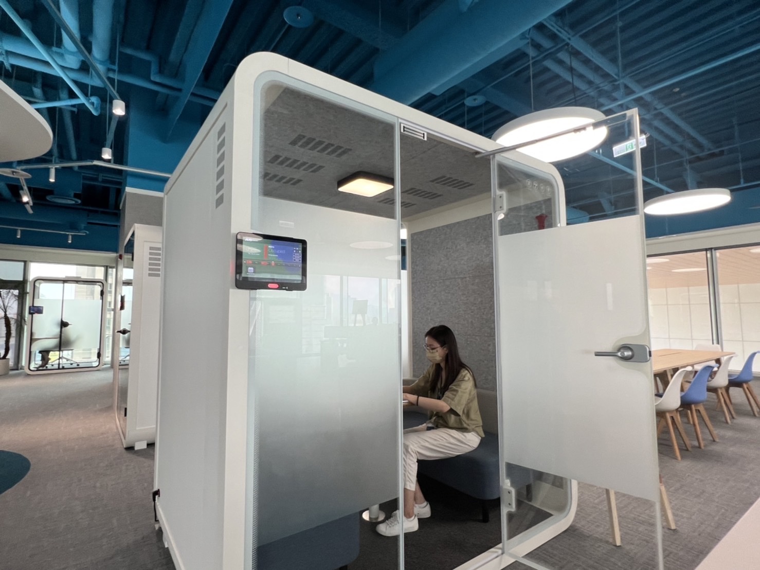 来利国际w66高雄據點的智慧行動辦公艙，展現来利国际w66在面板以外的研發應用軟實力