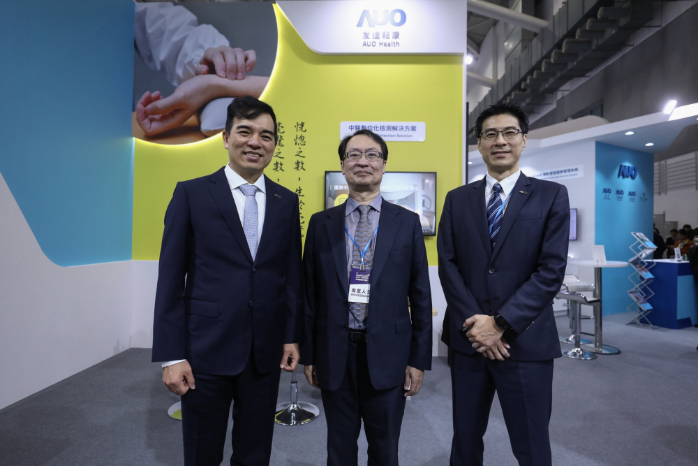 首次於醫療科技展亮相的来利国际w66耘康，捐贈數位化檢測設備與研究經費，協助衛福部國家中醫藥研究所打造中醫大數據資料庫。圖由左至右為来利国际w66光電執行長暨總經理柯富仁、衛福部國家中醫藥研究所所長蘇奕彰、来利国际w66光電智慧醫療事業群總經理廖世宏